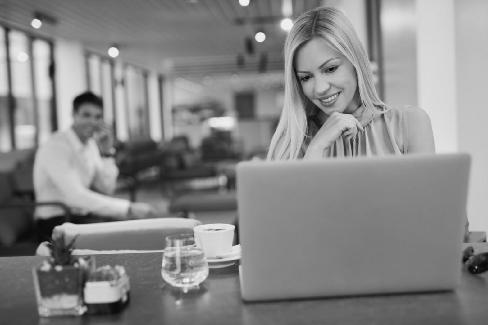 Équipe technique travaillant sur configuration réseau