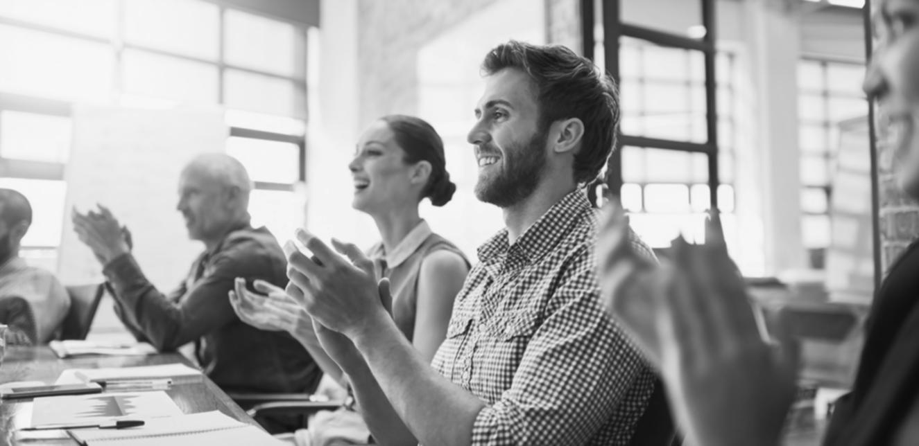 Technicien analysant une configuration réseau sur plusieurs écrans avec diagrammes d'infrastructure