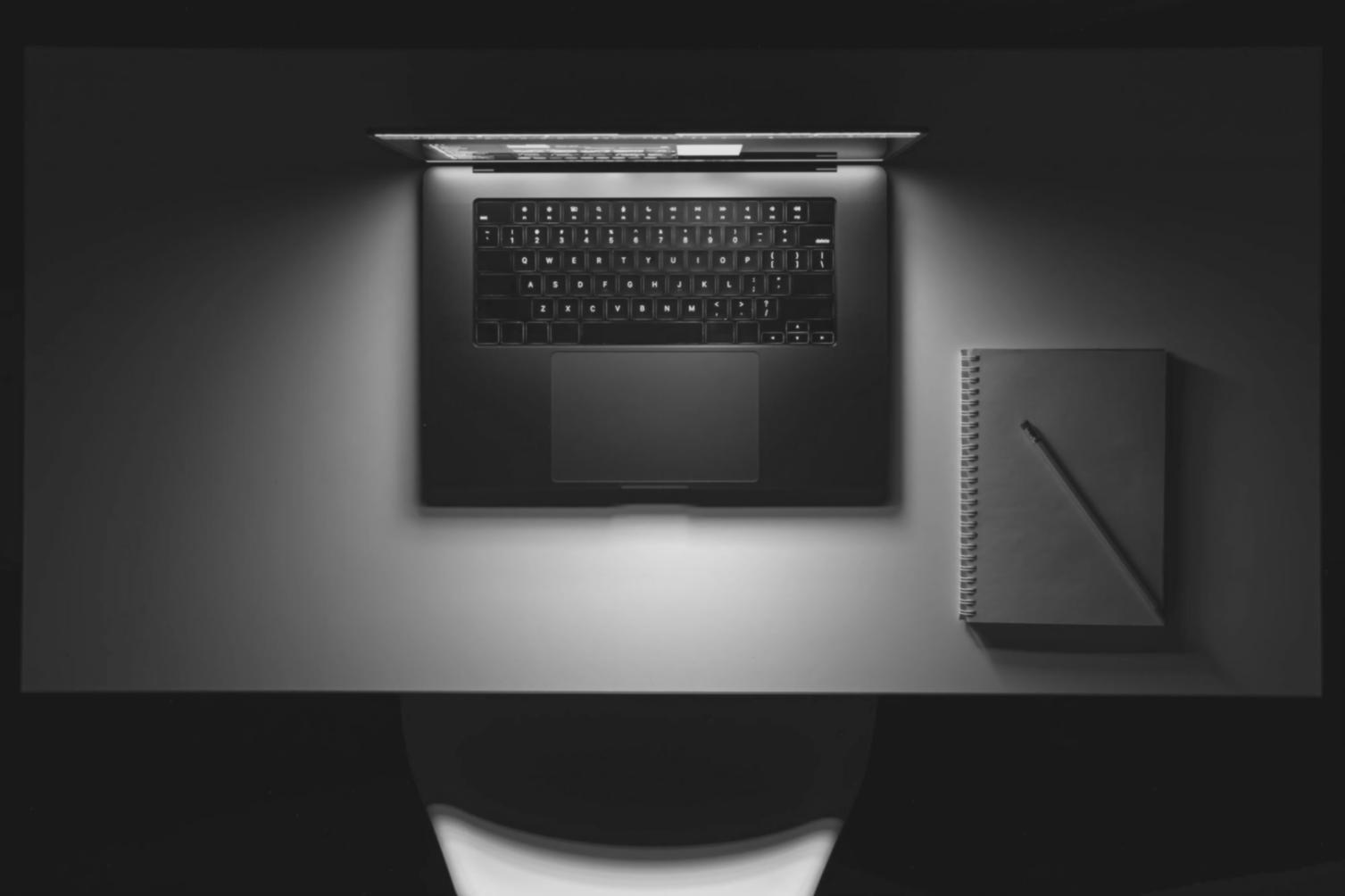 Équipement réseau professionnel avec câbles structurés et indicateurs lumineux actifs