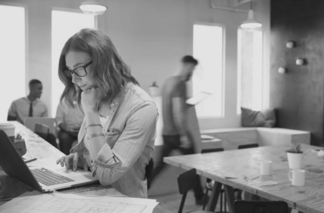 Infrastructure réseau professionnelle montrant équipement et câblage organisé